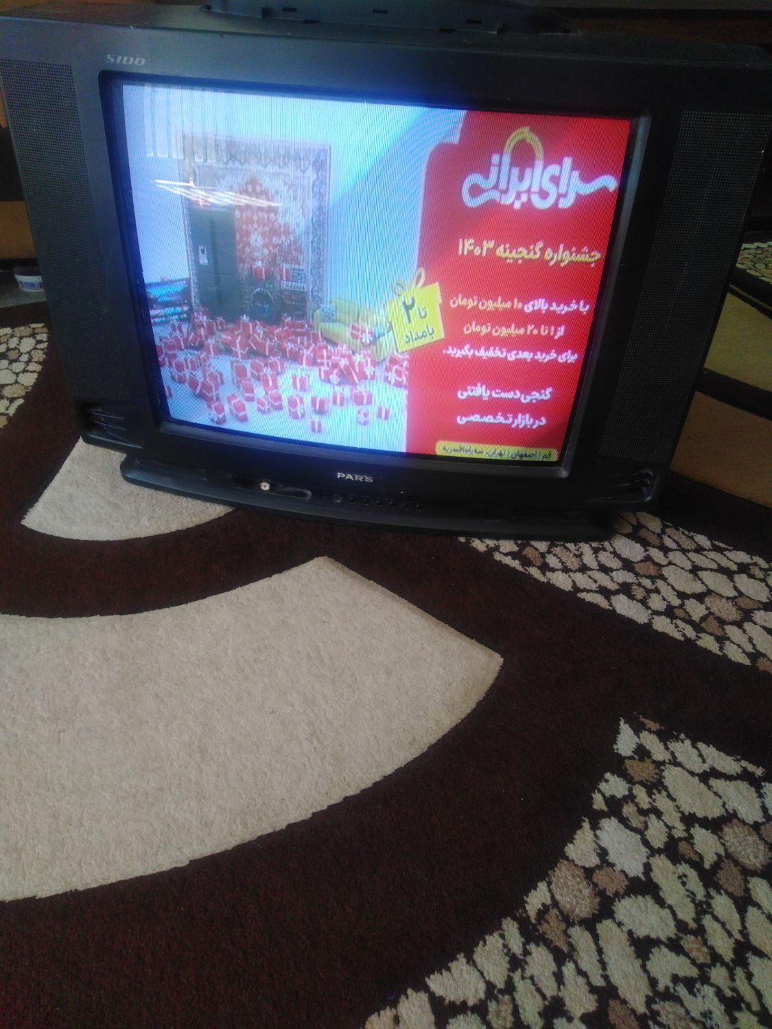 تلویزیون قدیمی،ساعت امپریو آرمانی،دامن کتان سبز|تلویزیون و پروژکتور|شیراز, لاله|دیوار