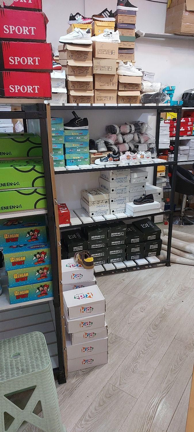 دکور چوبی و آهنی فروشگاه کتونی با رگال قیمت توافقی|فروشگاه و مغازه|فردیس, فردیس|دیوار