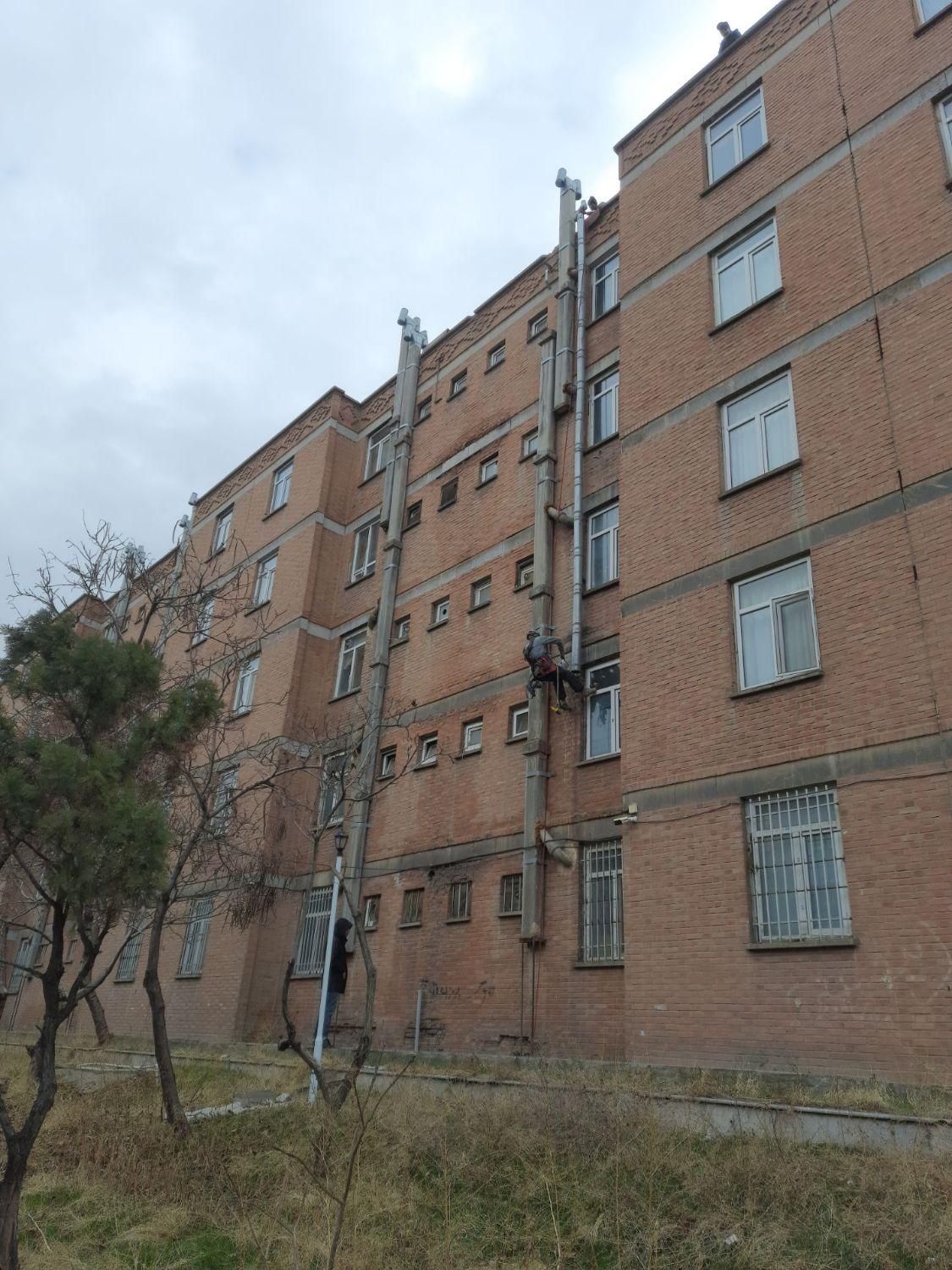 کار در ارتفاع به روش کار تخصصی با طناب|خدمات پیشه و مهارت|تبریز, |دیوار