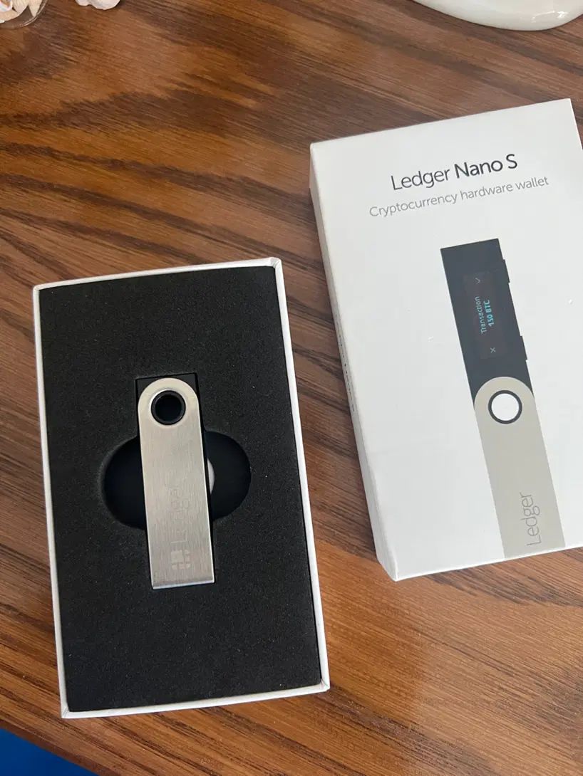 کیف پول سخت افزاری Ledger Nano S|قطعات و لوازم جانبی رایانه|رشت, معلم|دیوار