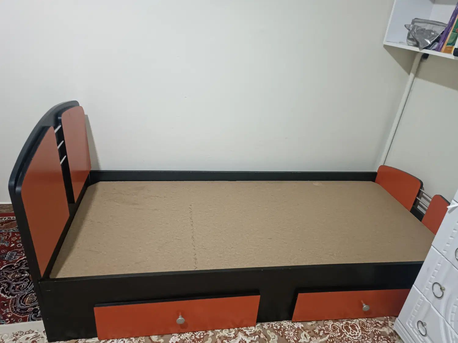 تخت چوبی|تخت و سرویس خواب|کرج, ندامتگاه کرج (قزلحصار)|دیوار