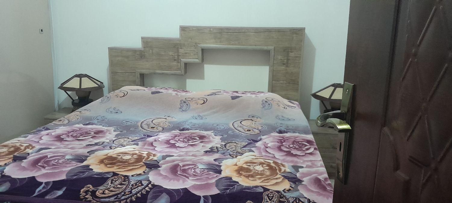 تخت دو نفره بدون توشک با دو عدد پاتختی|تخت و سرویس خواب|رشت, پیرکلاچای|دیوار