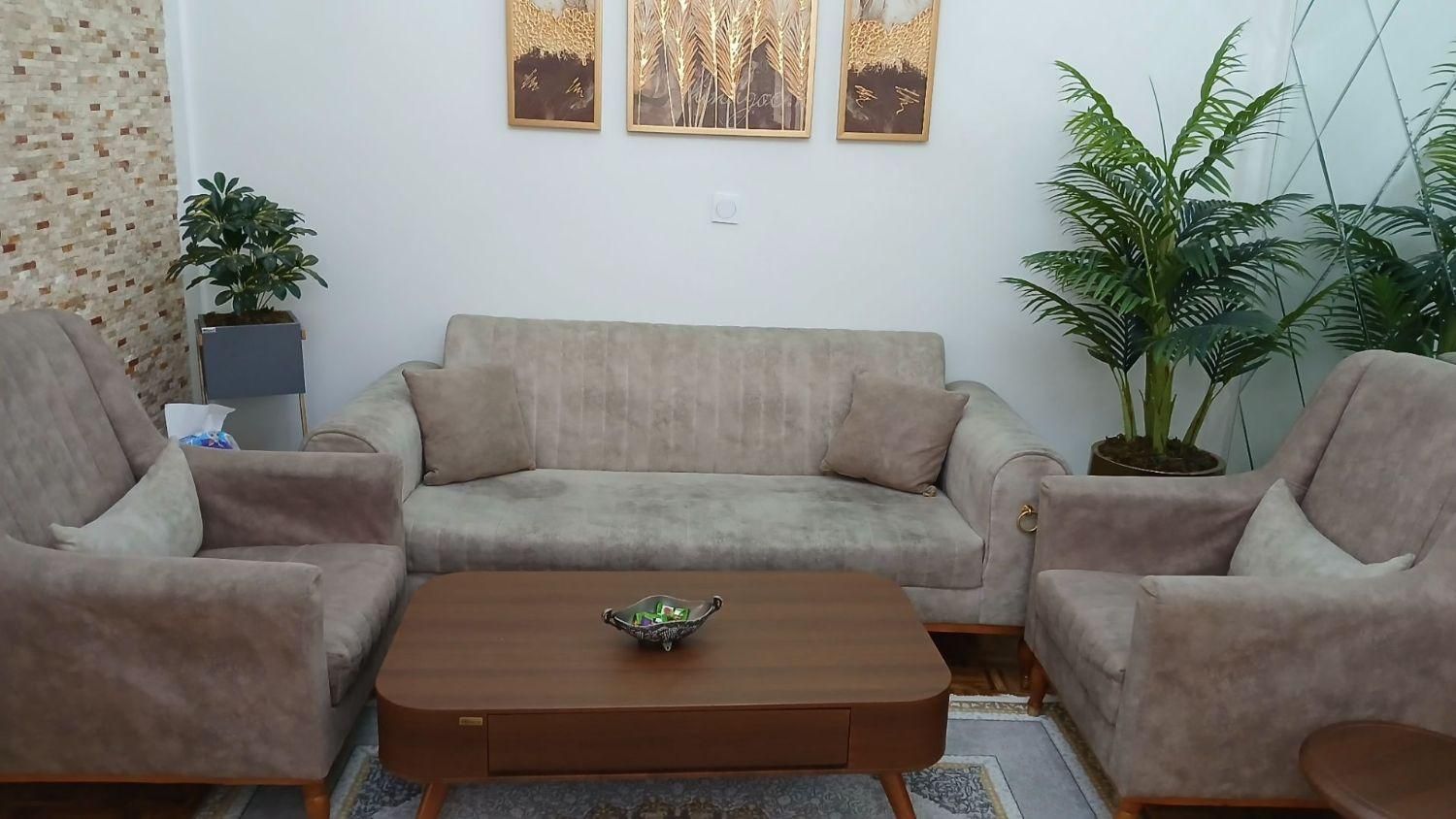 دو دست مبل راحتی|مبلمان خانگی و میز عسلی|تهران, قلمستان|دیوار