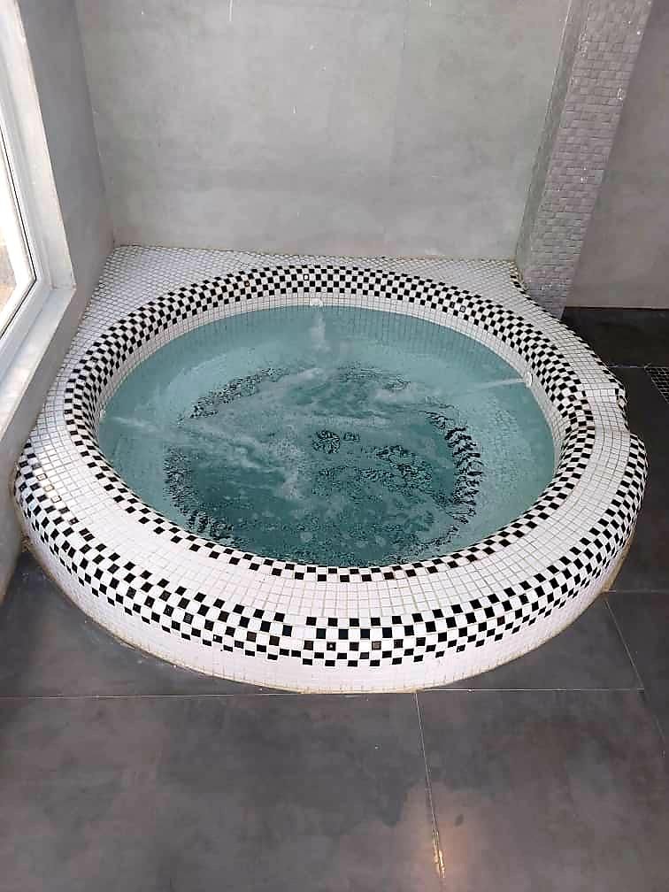 ویلا با استخر وجکوزی سرپوشیده مدرن|اجارهٔ کوتاهمدت ویلا و باغ|هشتگرد, باغشهر|دیوار