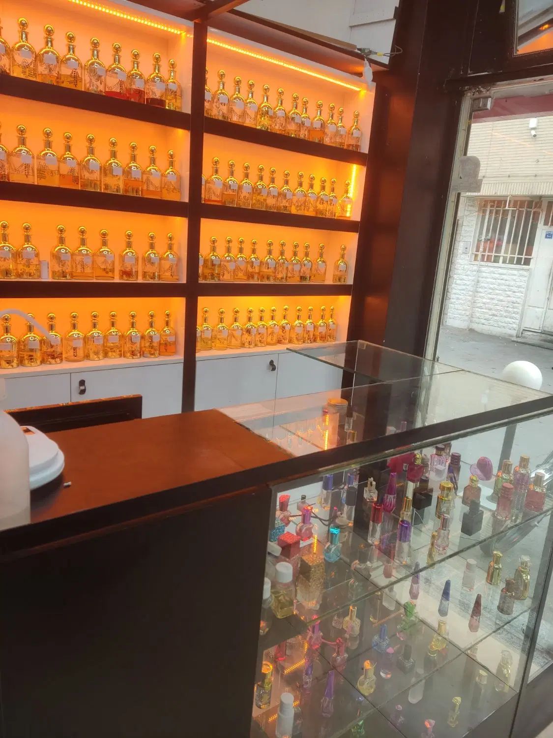 استخدام همکار ساده(خانم،اقا)کار عطر فروشی ملک شهر|استخدام خدمات فروشگاه و رستوران|اصفهان, ملک‌شهر|دیوار
