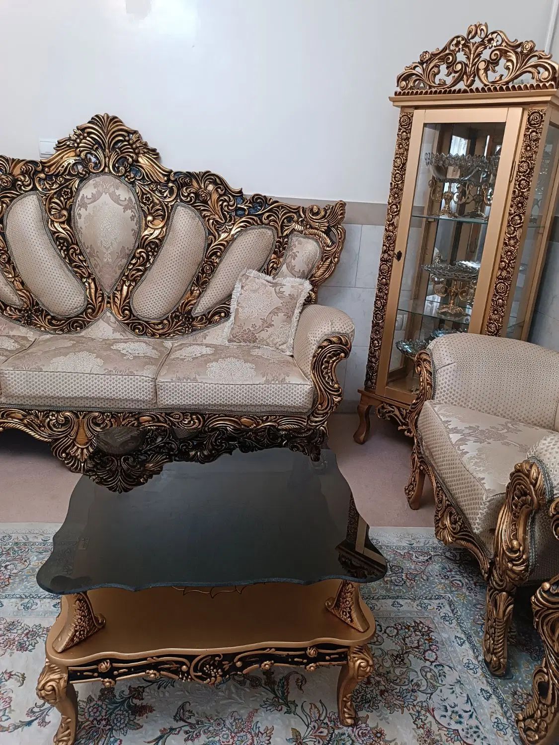 ست 9 نفره مبل سلطنتی به همراه ویترین و میز تلوزیون|مبلمان خانگی و میز عسلی|رباط‌کریم, نصیرشهر|دیوار