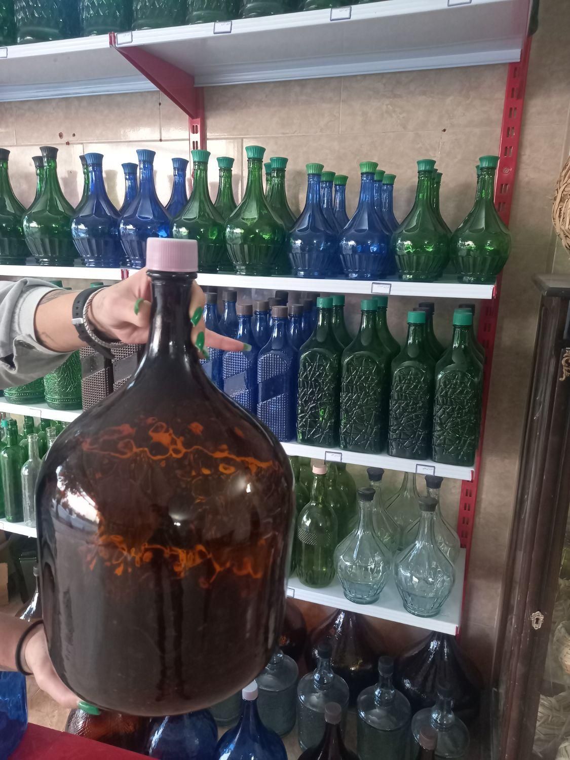 بطری شیشه ای ۸لیتری|ظروف نگهدارنده، پلاستیکی، یک‌بارمصرف|اصفهان, باغ فدک|دیوار