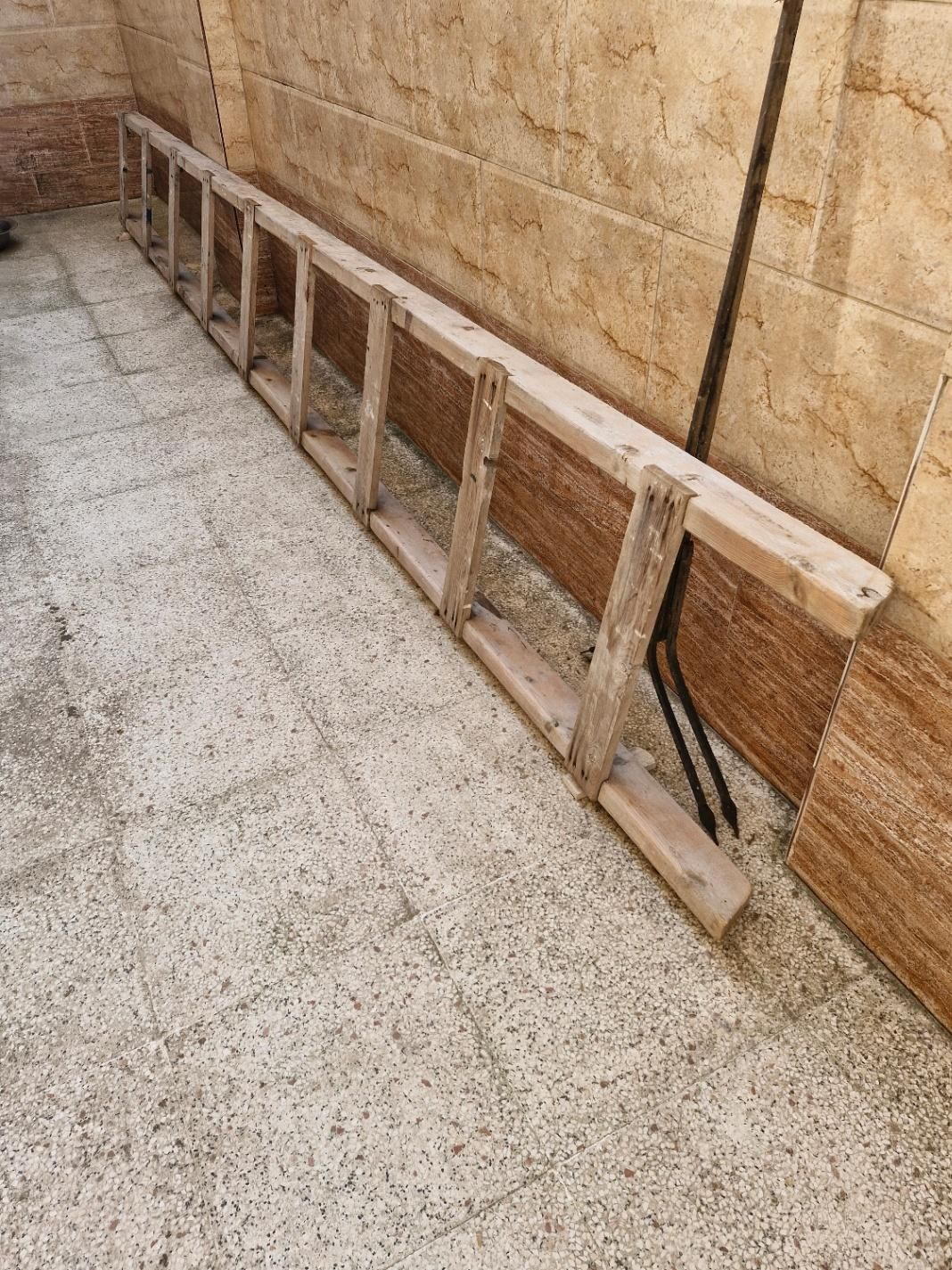 نردبان|ابزارآلات|بندر انزلی, بشمن|دیوار