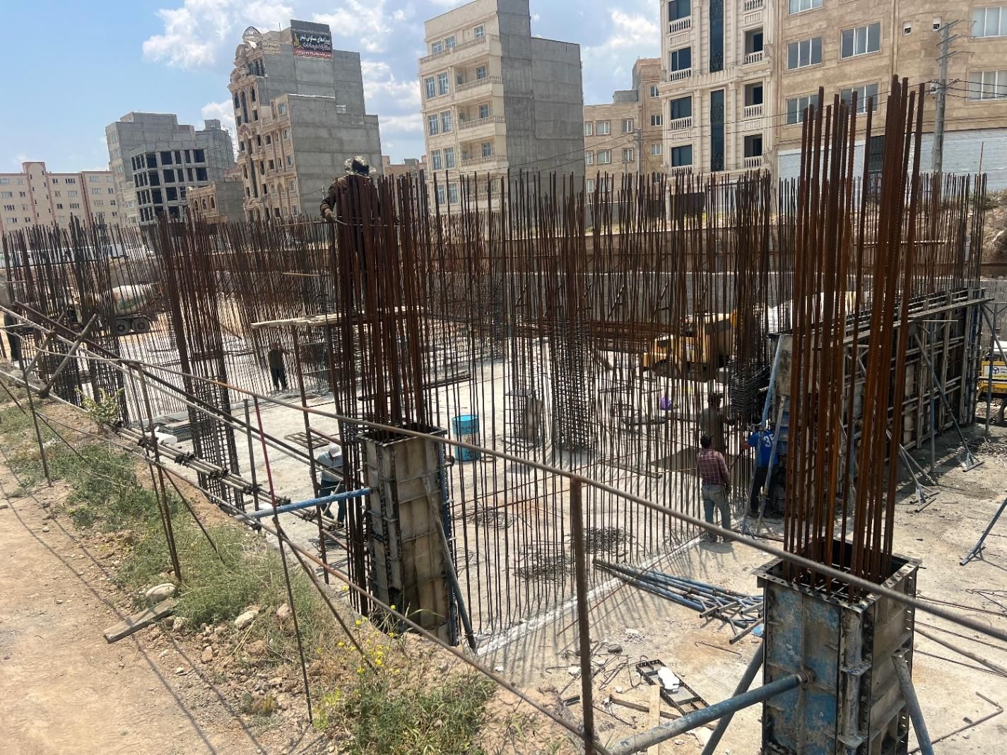 به چند نفر قالب بندو آرماتور بند نیازمندیم|استخدام معماری، عمران و ساختمانی|اردبیل, |دیوار