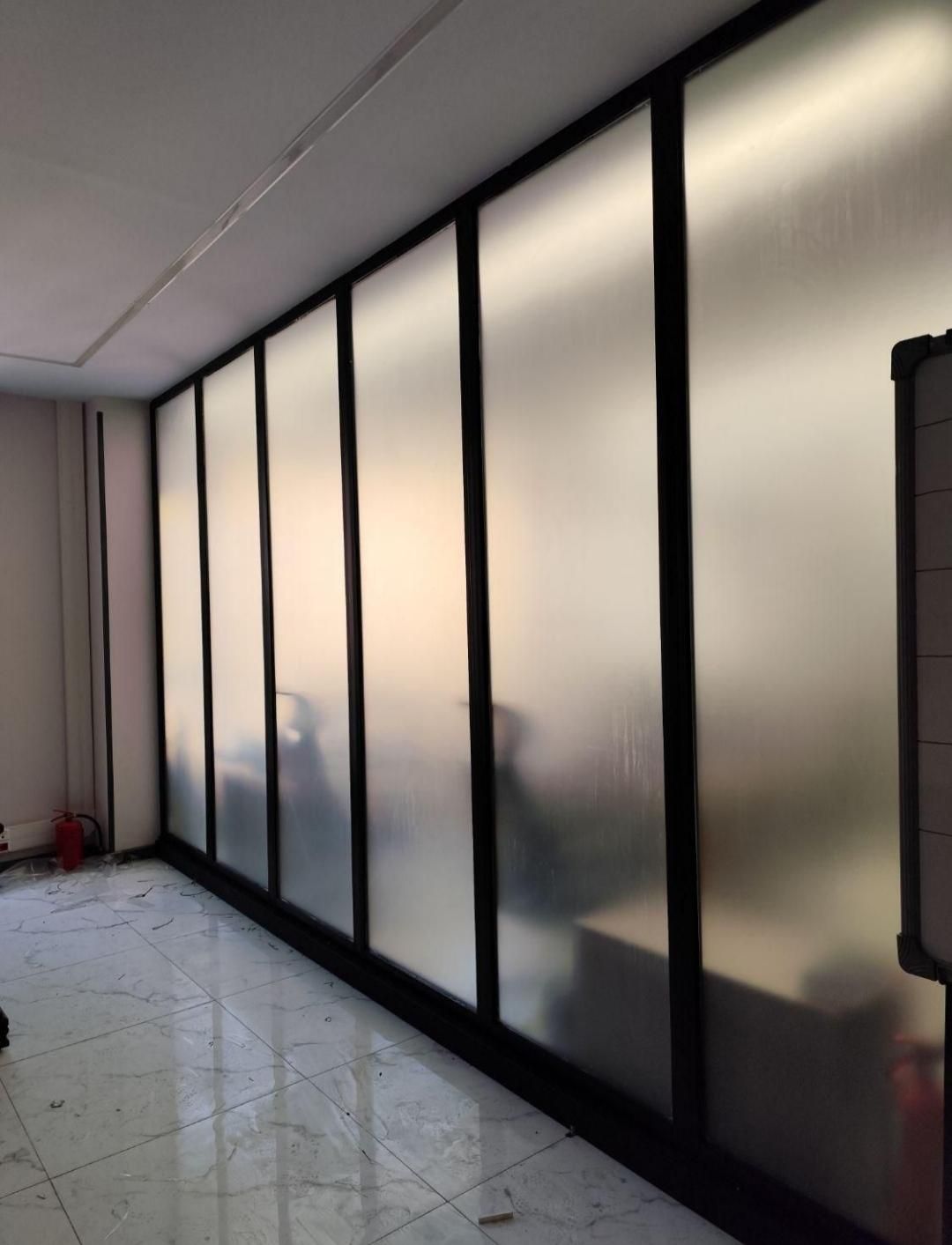 نصب برچسب کابینت مات کن و دودی شیشه|خدمات پیشه و مهارت|همدان, |دیوار