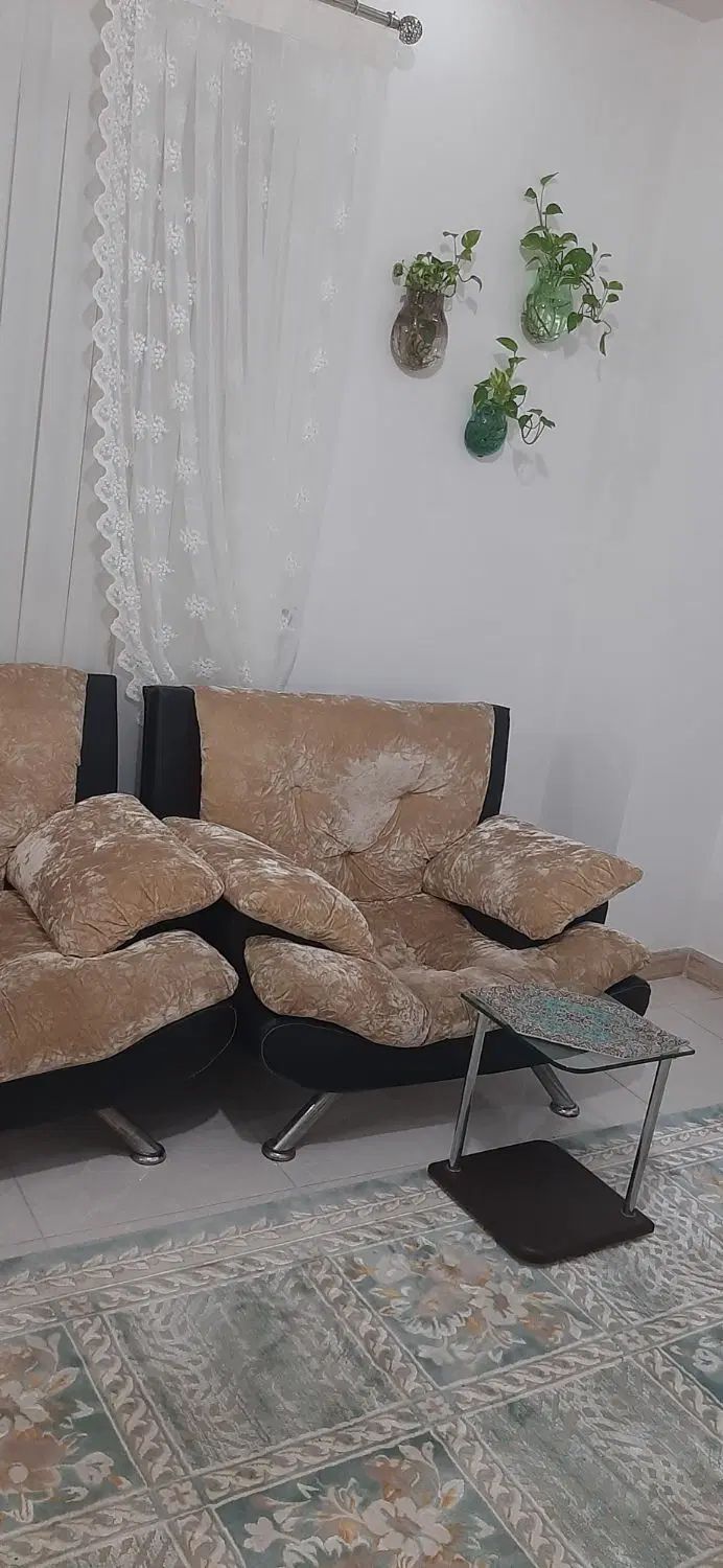 مبل ۸ نفره به همراه جلومبلی و عسلی|مبلمان خانگی و میز عسلی|رشت, دروازه لاکان|دیوار