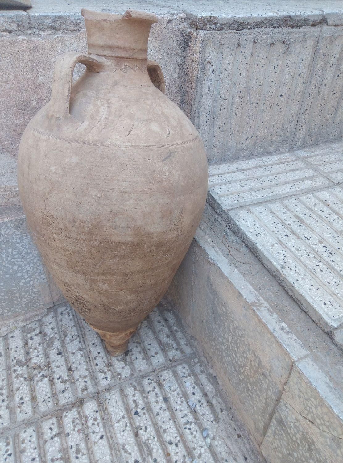 کوزه قدیمی بزرگ|کلکسیون اشیاء عتیقه|سبزوار, شهدا|دیوار