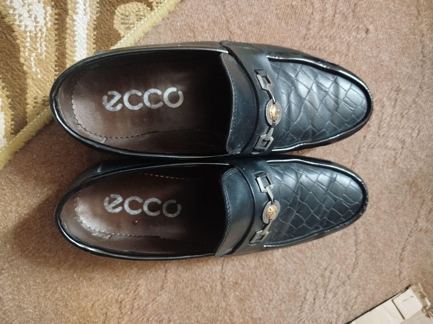 کفش|کیف، کفش، کمربند|میانه, |دیوار