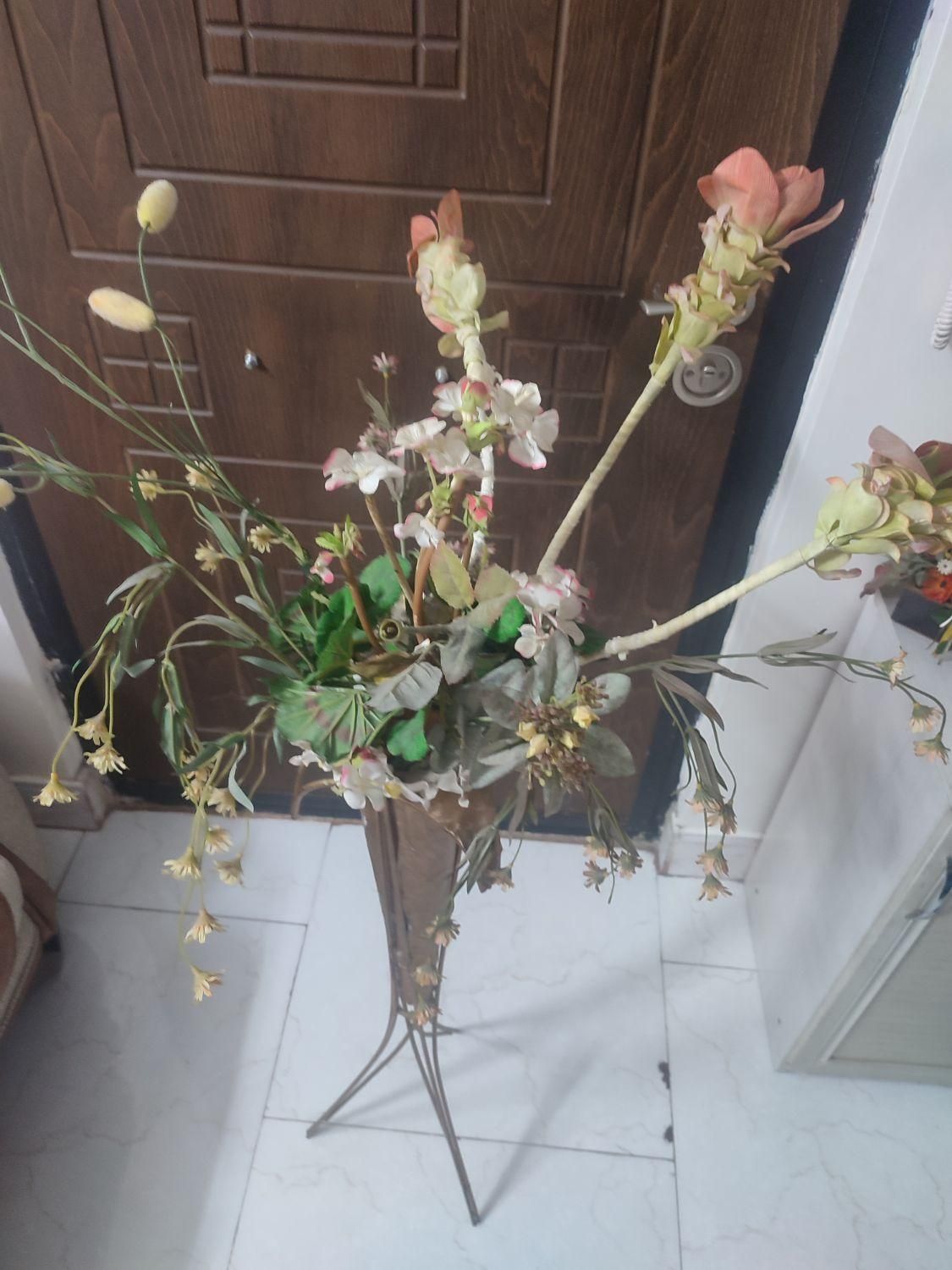 گلدان فرفوژه همراه تعدادی شاخه گل مصنوعی|صنایع دستی و سایر لوازم تزئینی|تهران, فردوس|دیوار