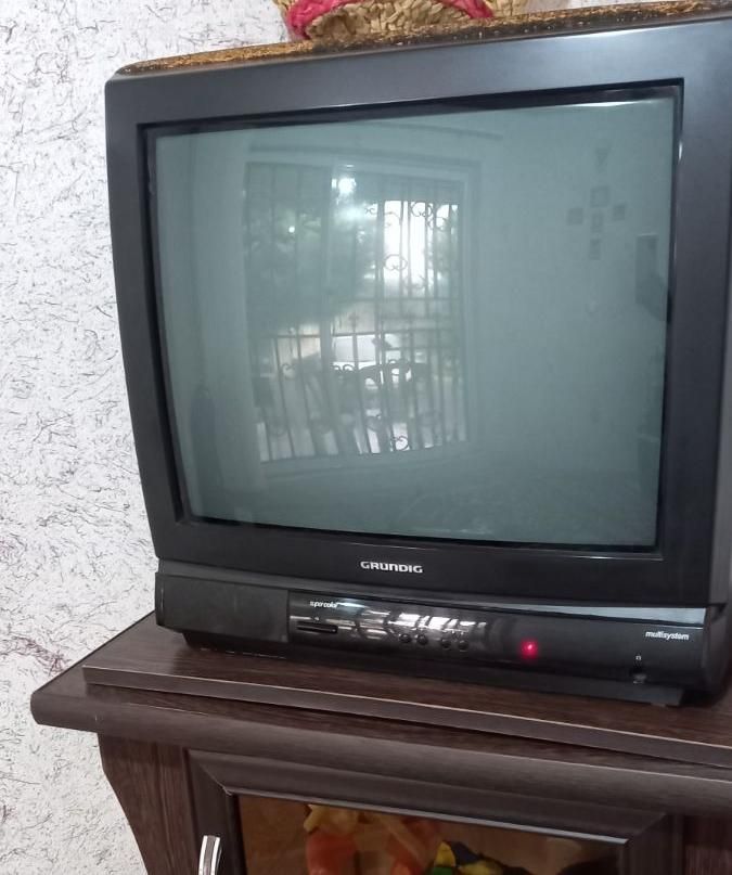 تلویزیون Grundig پارس و میز تلویزیون با هم|تلویزیون و پروژکتور|چمستان, |دیوار