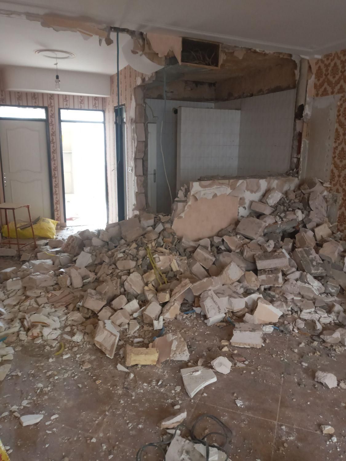 تخریب ساختمان داخلی با هیلتی وبنای کاشیکاری|خدمات پیشه و مهارت|محمدیه-قزوین, |دیوار