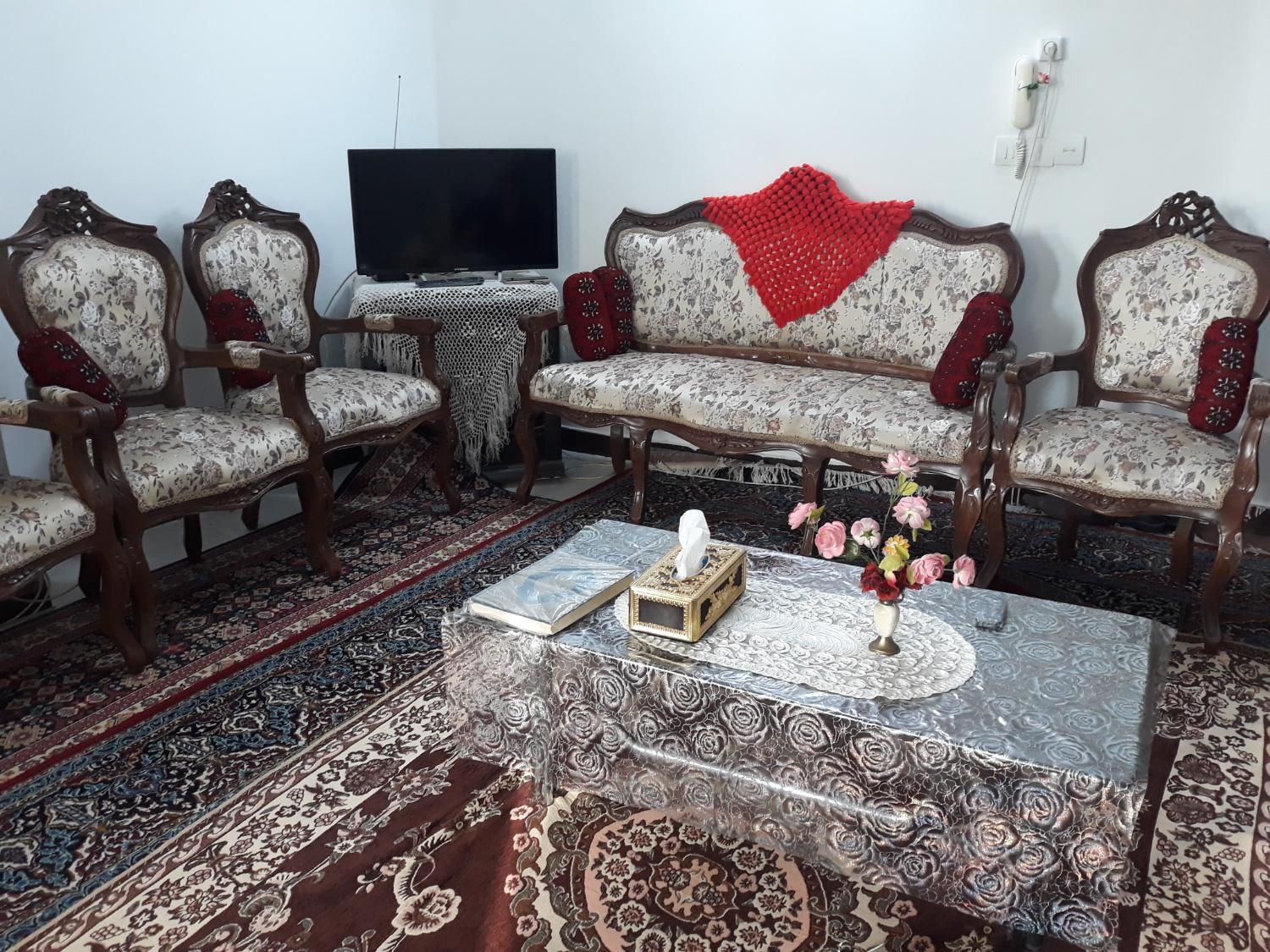 مبلمان 7نفره مدل سلطنتی، سالم و تمیز|مبلمان خانگی و میز عسلی|قم, پردیسان|دیوار