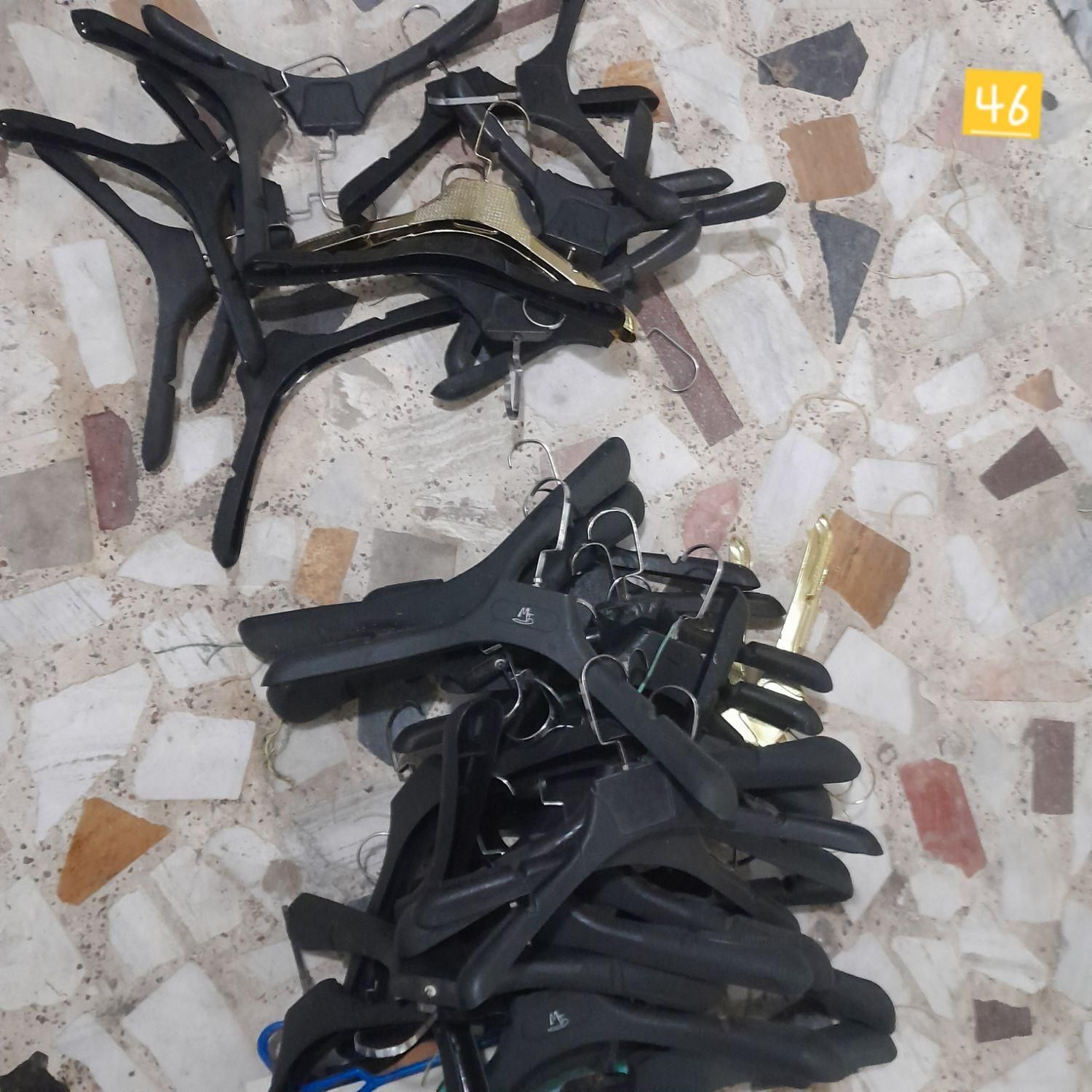 یک مجموعه متنوع از چوبکار (چوب لباسی) کارکرده|بندرخت و رخت‌آویز|رشت, گلسار|دیوار