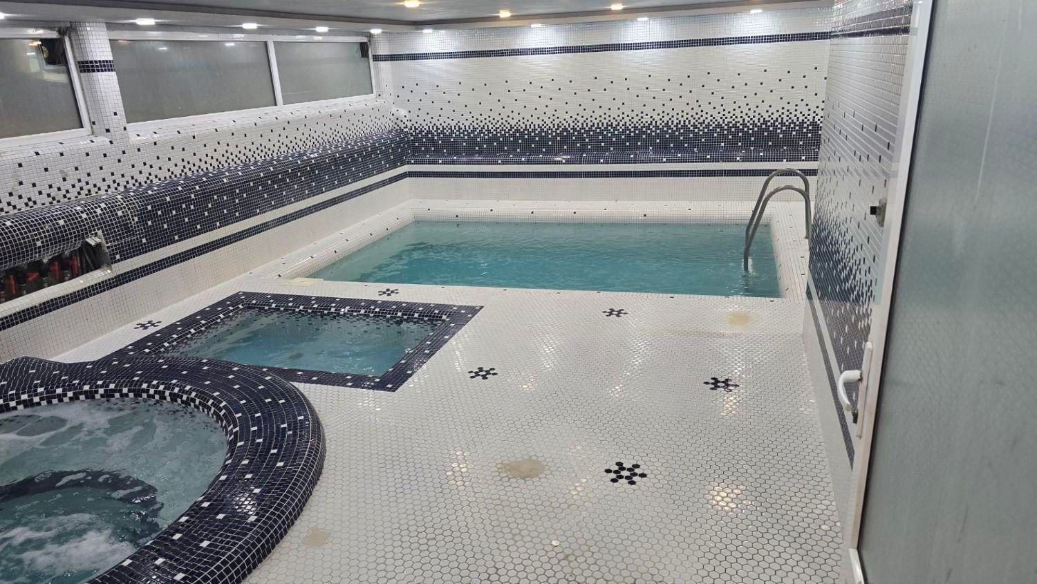 اجاره باغ ویلا در شاهنامه ۳۶ همراه استخر وجکوزی|اجارهٔ کوتاهمدت ویلا و باغ|مشهد, عبادی|دیوار