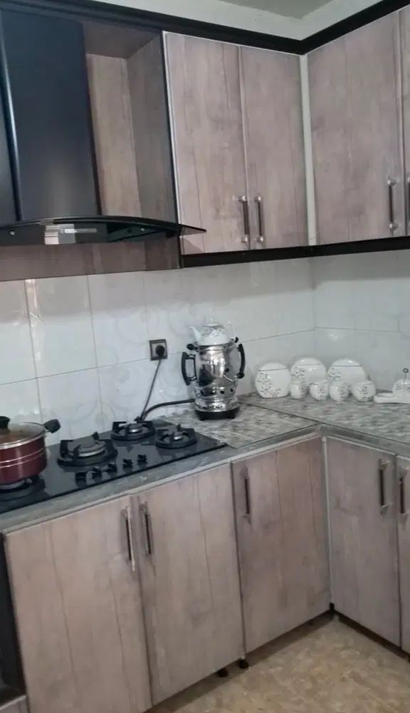 کابینت به همراه گاز و هود و سینک و دوتا دکور چوبی|آب‌چکان و نظم‌دهنده ظروف|اشتهارد, |دیوار