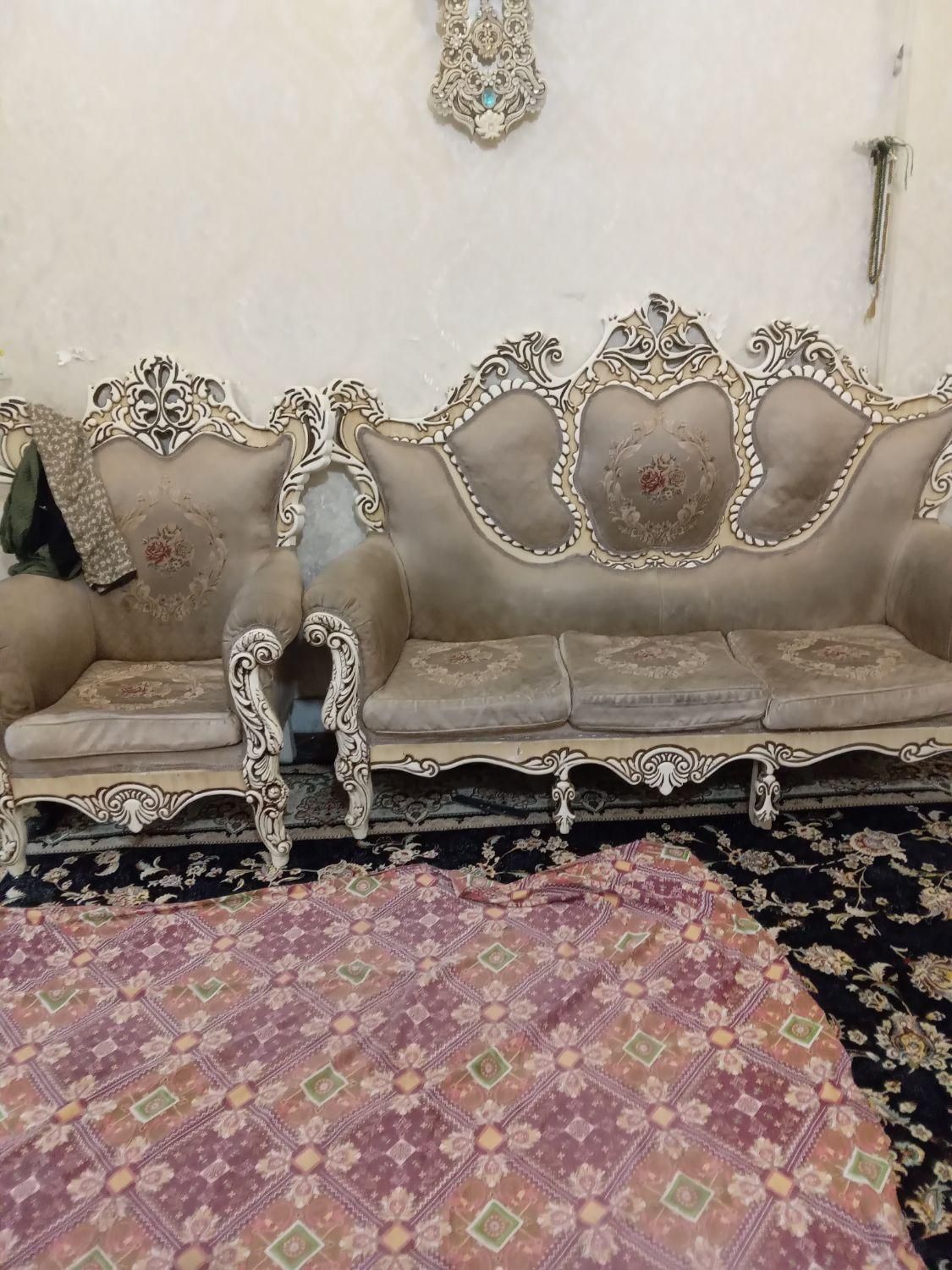 مبل سلطنتی ۷ نفره همراه با میز عسلی|مبلمان خانگی و میز عسلی|اقبالیه, |دیوار