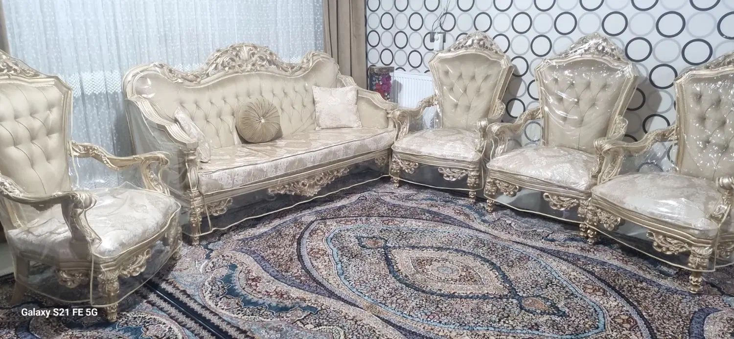 مبل ۹ نفره سلطنتی در حد نو به همراه کاور رو|مبلمان خانگی و میز عسلی|سیرجان, |دیوار