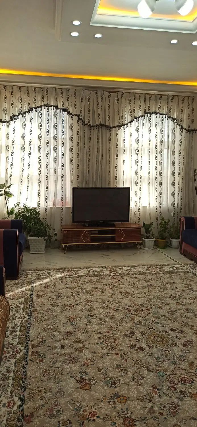 پرده با چوب پرده انداره ۴متر طول بلندی ۲.۸۰|پرده، رانر، رومیزی|مهاباد (آذربایجان غربی), |دیوار