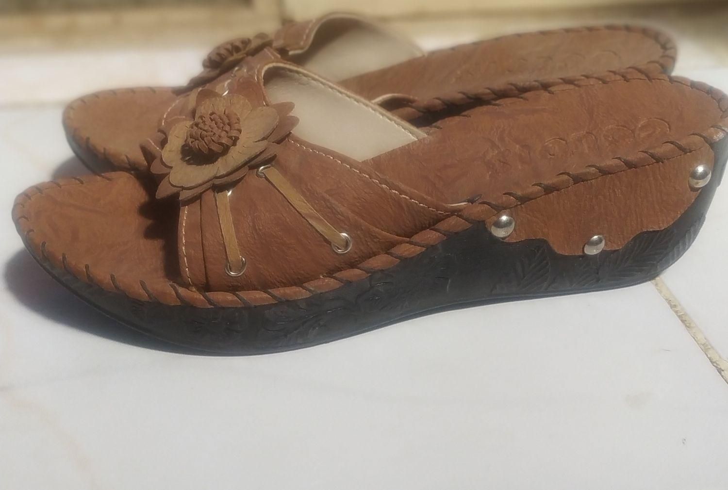 دمپایی|کیف، کفش، کمربند|قروه, |دیوار