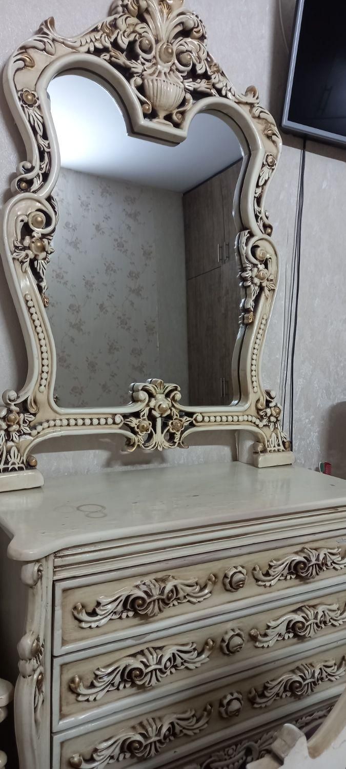 تخت ب همراه تشک خوشخواب واینه دراور ودوعدد پاتختی|تخت و سرویس خواب|مشهد, توس (بلوار توس)|دیوار