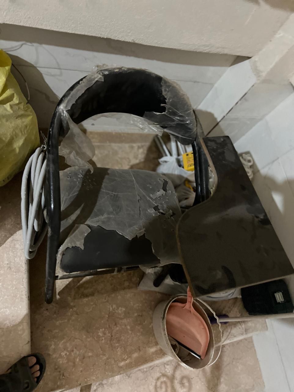 صندلی تک دانشجویی چرمی|صندلی و نیمکت|رشت, بوسار|دیوار