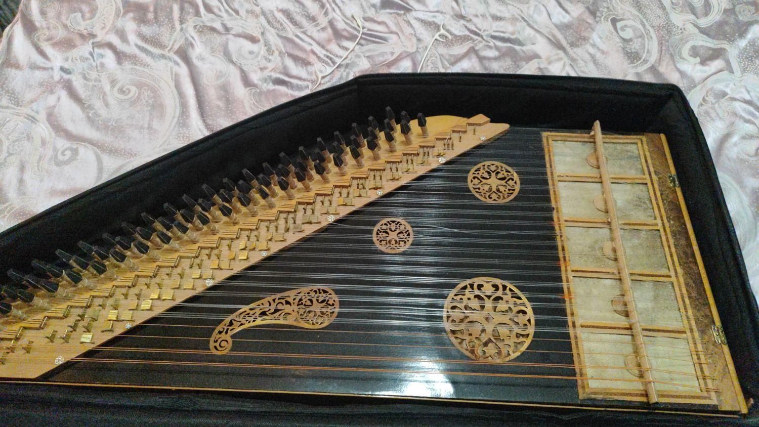 ساز قانون سوریه جمیل حداد|سازهای سنتی|اندیشه, اندیشه فاز ۱|دیوار