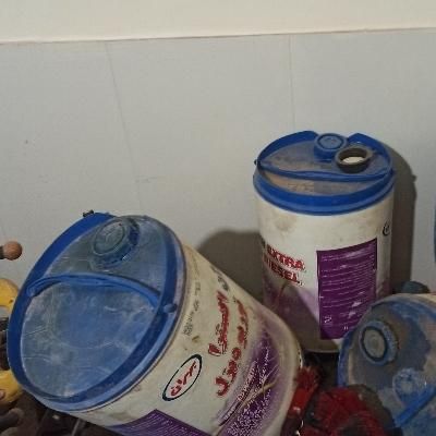 تعدادی دبه جای گازوییل|ظروف نگهدارنده، پلاستیکی، یک‌بارمصرف|سرپل ذهاب, |دیوار