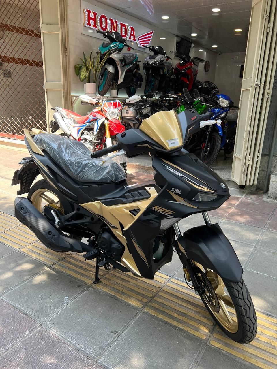 لاکی 185CC Vf3 مدل۱۴۰۴ وینر آپاچی بنلی ns RS|موتورسیکلت|اصفهان, لاله|دیوار