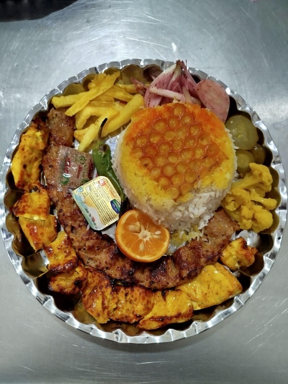 به یک پیک پیاده جهت و پخش غذا وکارگر داخل کترینگ|استخدام خدمات فروشگاه و رستوران|تهران, پونک|دیوار