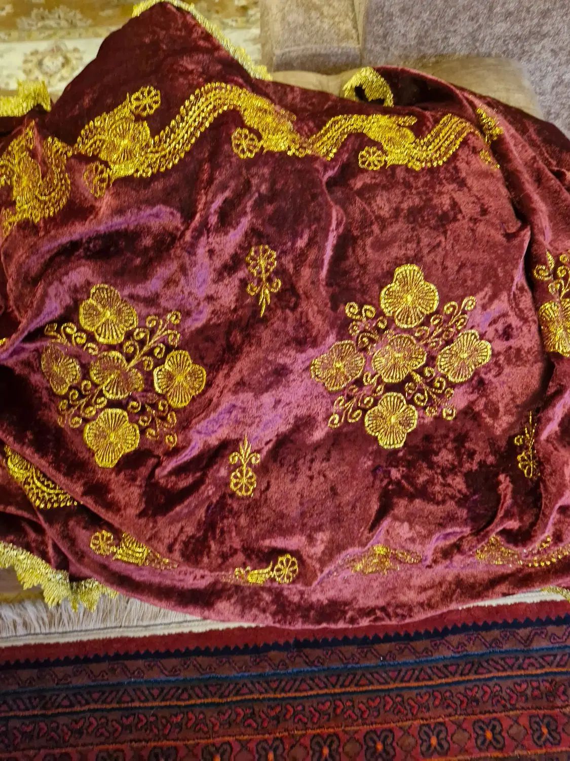 رومیزی  مخمل سنتی سوزن دوزی|پرده، رانر، رومیزی|کرج, شهرک اوج|دیوار