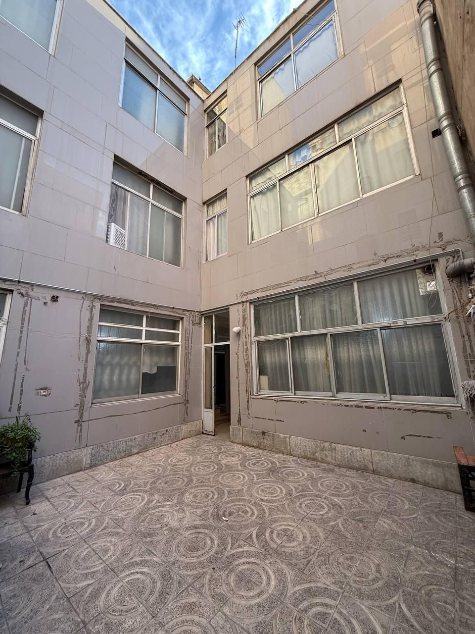 ۱۰۰متر۲خواب طبقه همکف تکواحدی خوش نقشه دنج