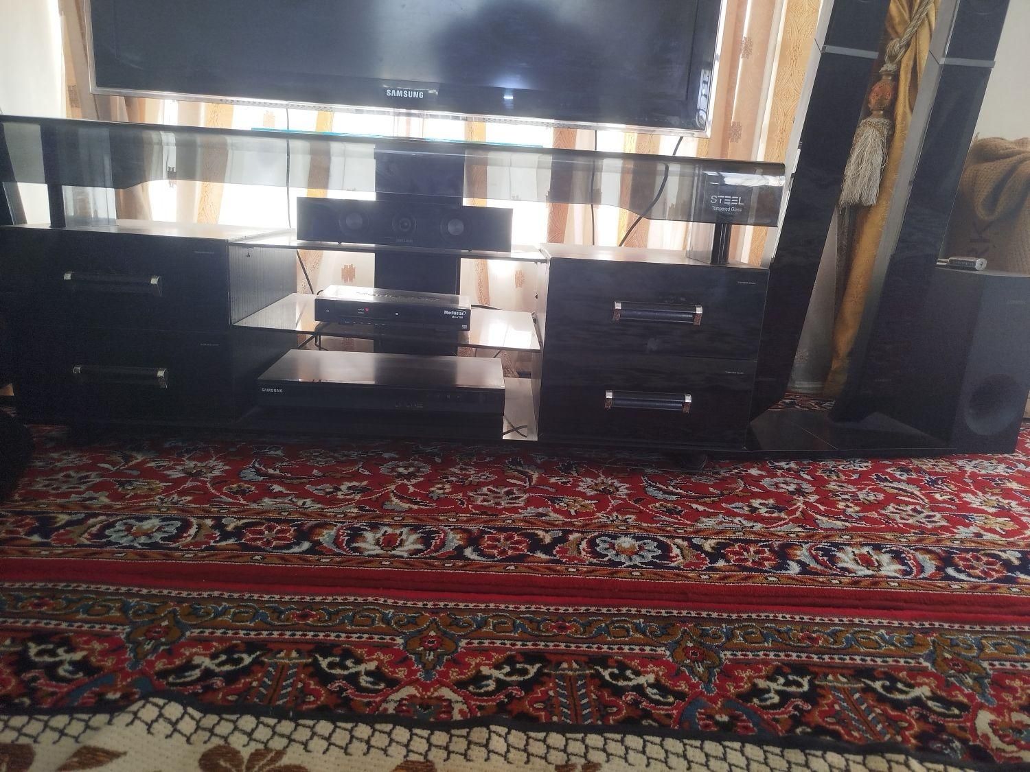 سینمای خانگی DVD همراه با میز شیشه ای|پخش‌کننده DVD و ویدیو|شیراز, ده پیاله|دیوار