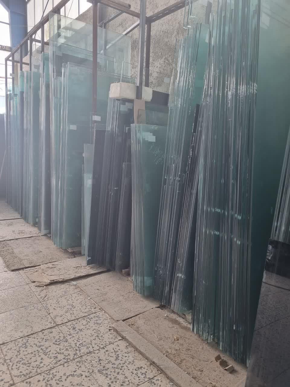 بورس شیشه سکوریت دست دوم|خدمات پیشه و مهارت|اصفهان, لاله|دیوار