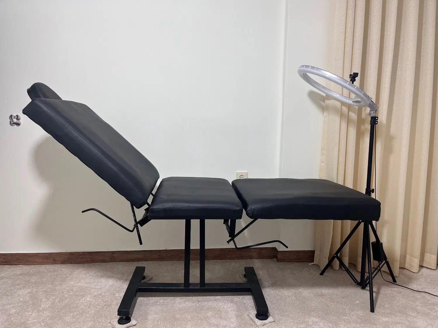 تخت آرایشگاهی (مژه، پاکسازی، ماساژ)|آرایشگاه و سالن‌های زیبایی|رشت, نیکمرام|دیوار