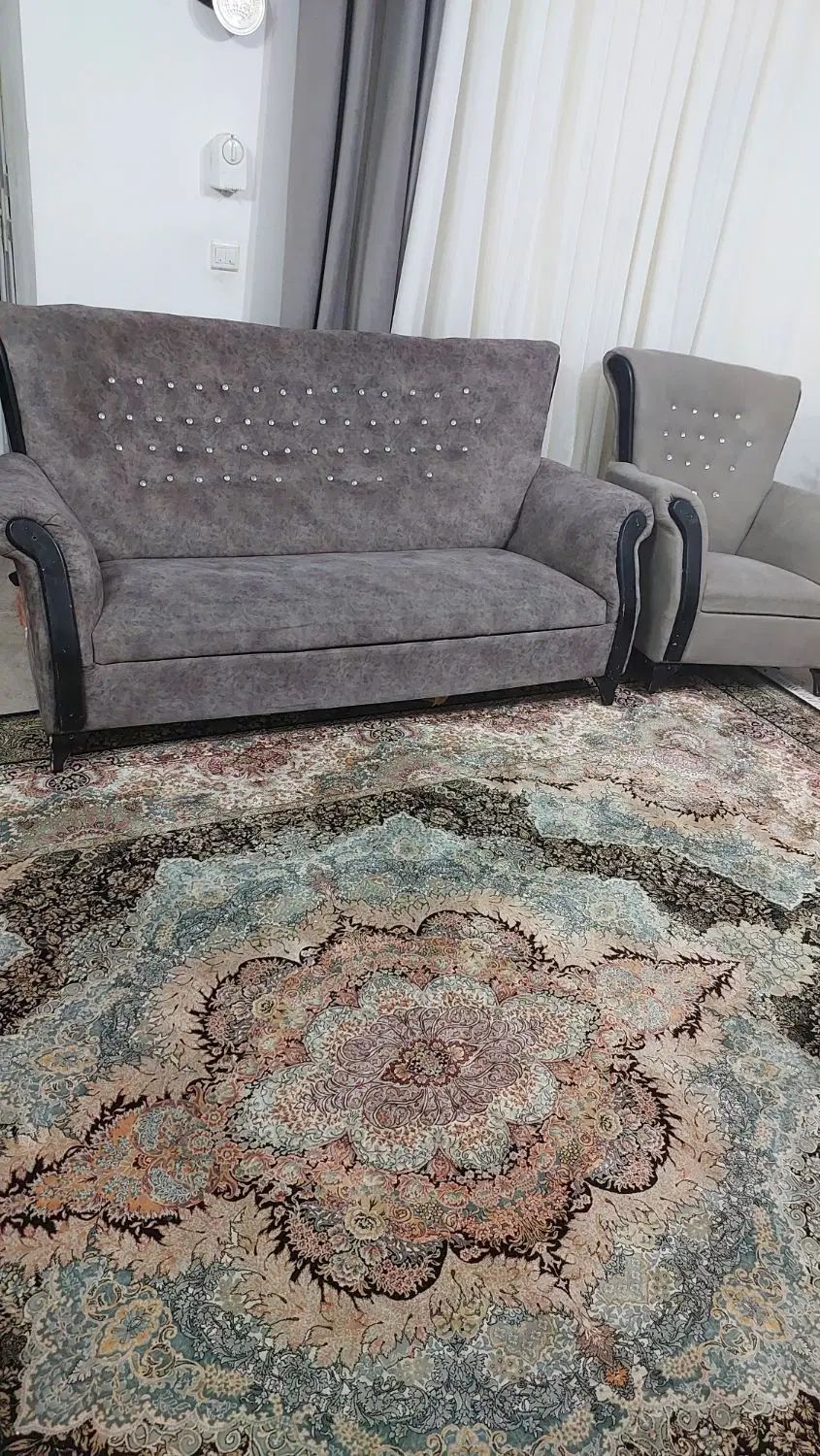 مبل هفت نفر با روکش تمیز در حد نو قیمت ده میلیون|مبلمان خانگی و میز عسلی|مهر, |دیوار