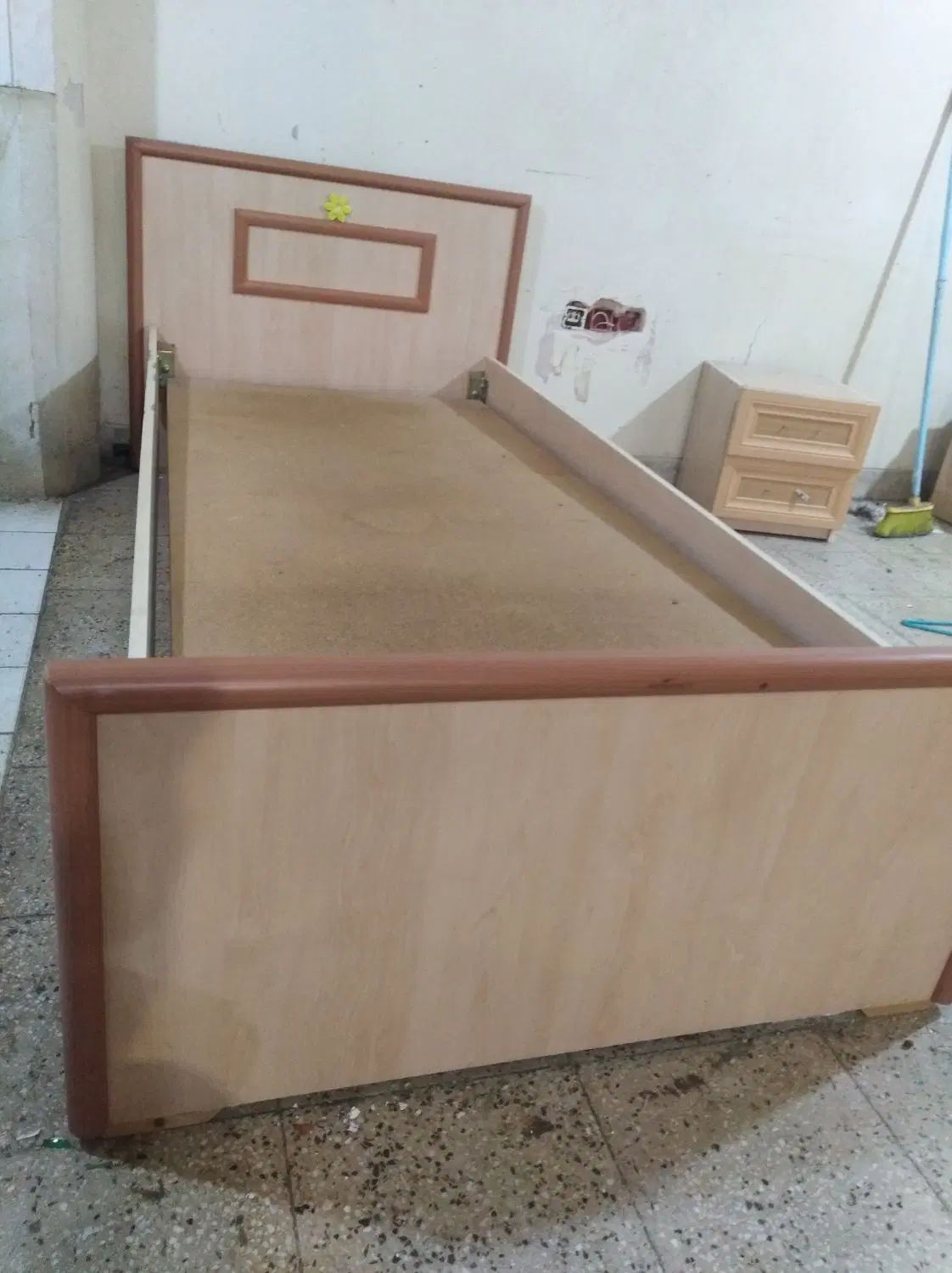 تخت تک نفره|تخت و سرویس خواب|اصفهان, کوی راه حق|دیوار