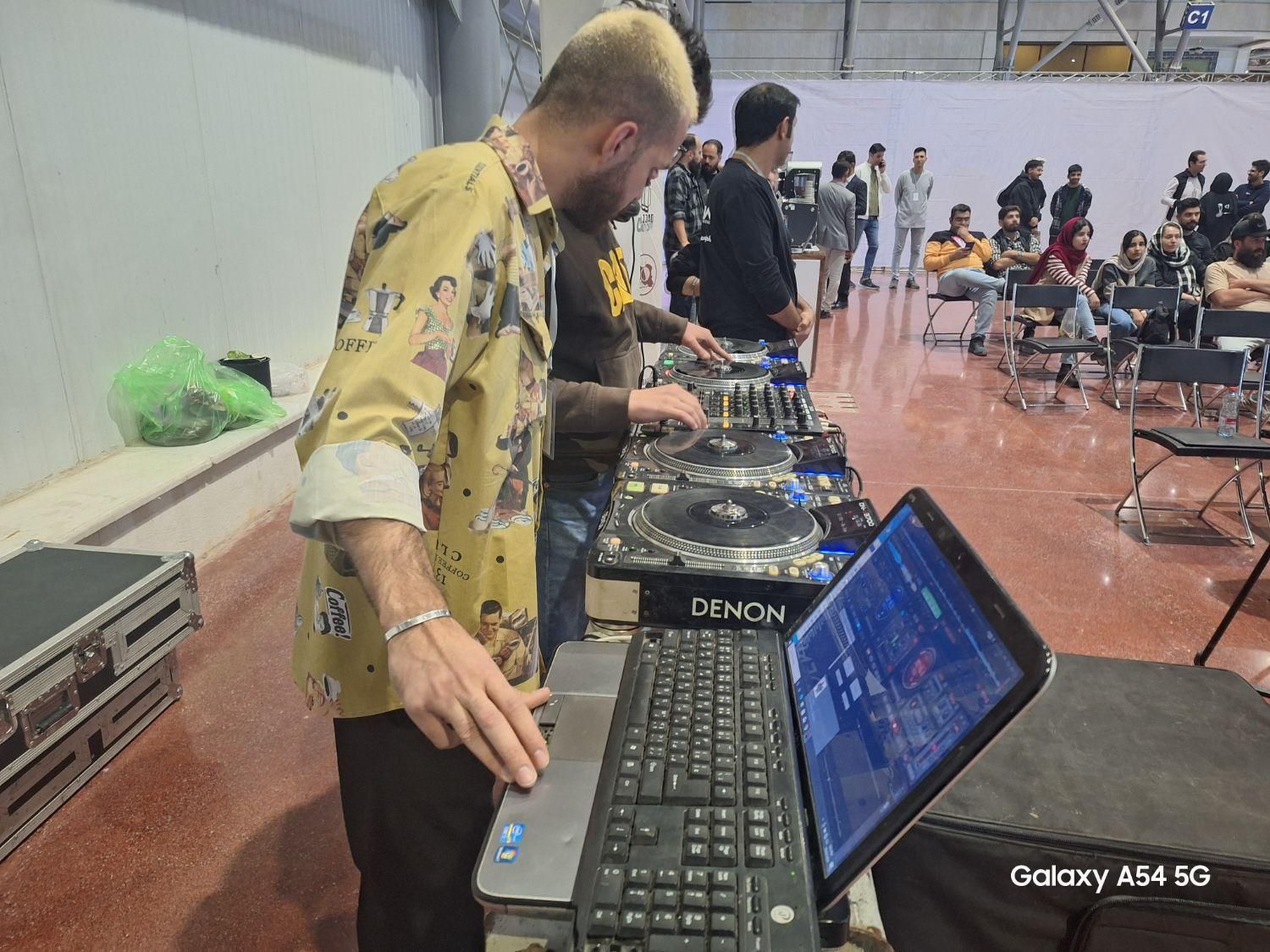 زیر قیمت توافقی و اموزش.دستگاه دی جی دنون ۳۷۰۰|آلات موسیقی|اصفهان, سیچان|دیوار