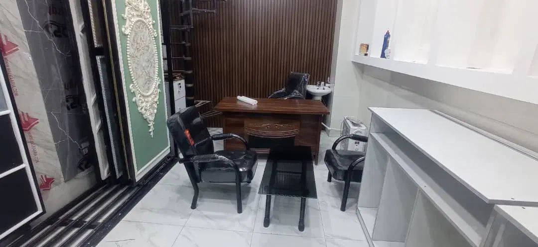 میز وسط ودوتا صندلی درحدنو|دفتر کار|رشت, یخسازی|دیوار