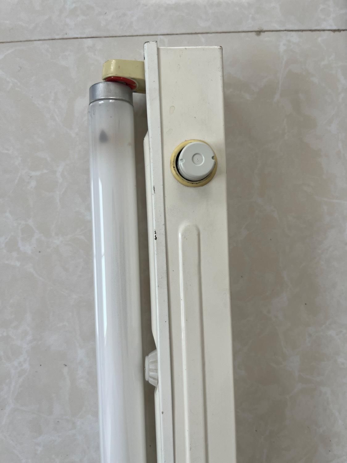 لامپ مهتابی با طول ۱۲۳ سانت و عرضه سانت|لامپ و چراغ|قائم‌شهر, |دیوار