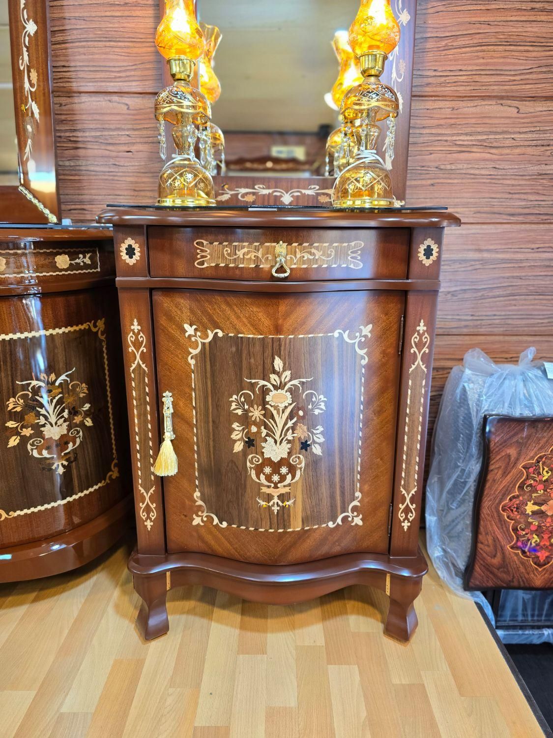 آینه و کنسول تک درب معرق مات براق چوبی|بوفه، ویترین، کنسول|تهران, افسریه شمالی|دیوار