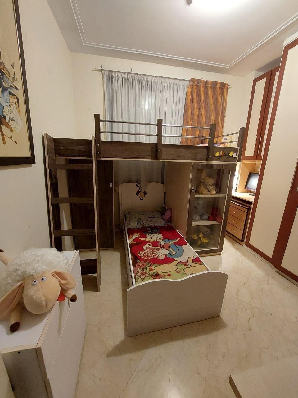 تخت ویترین دار به علاوه میز تحریر و کمد|تخت و سرویس خواب|تهران, آسمان|دیوار