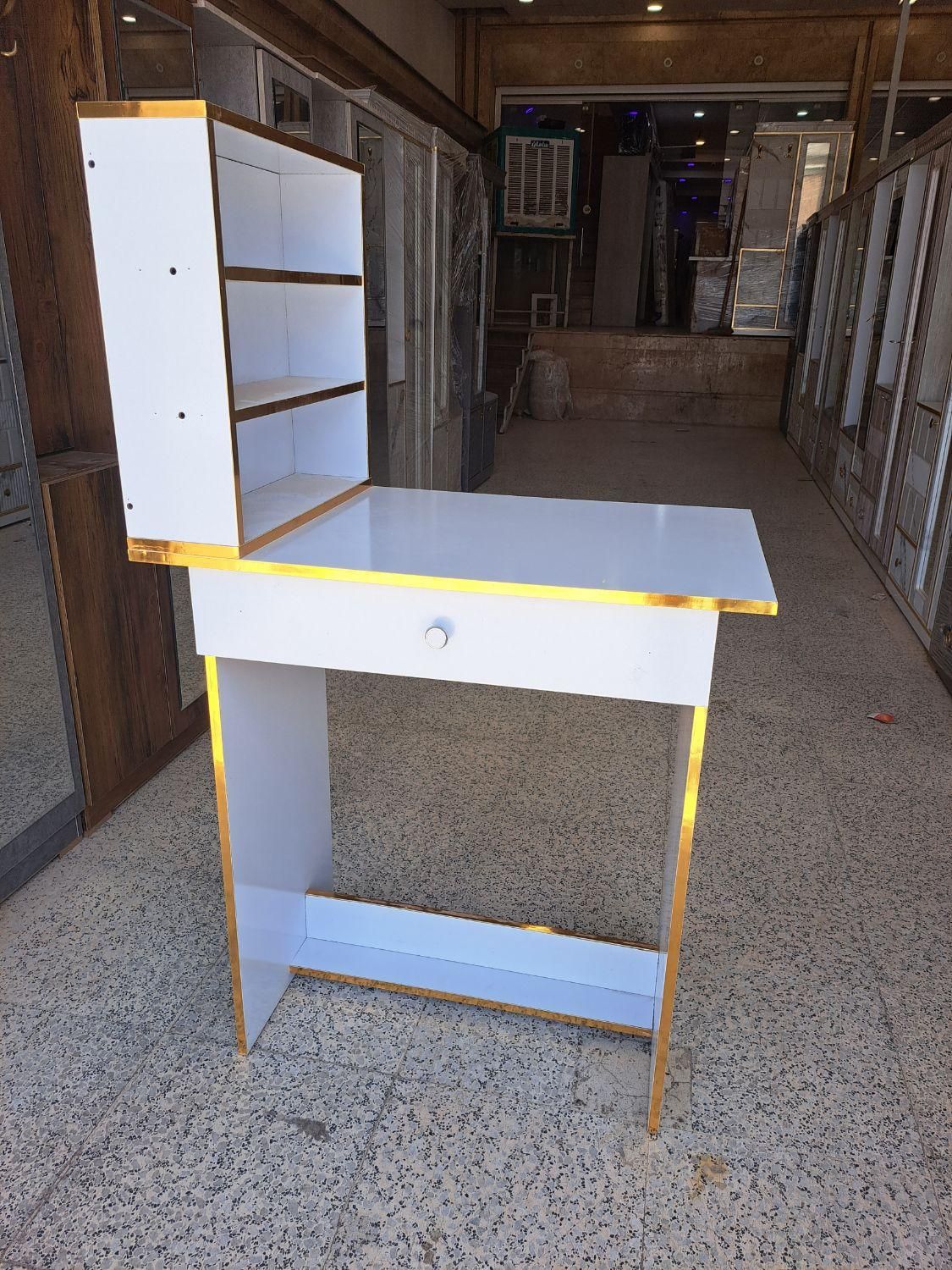 میز کاشت ناخن|آرایشگاه و سالن‌های زیبایی|شیراز, شهرک گلها|دیوار