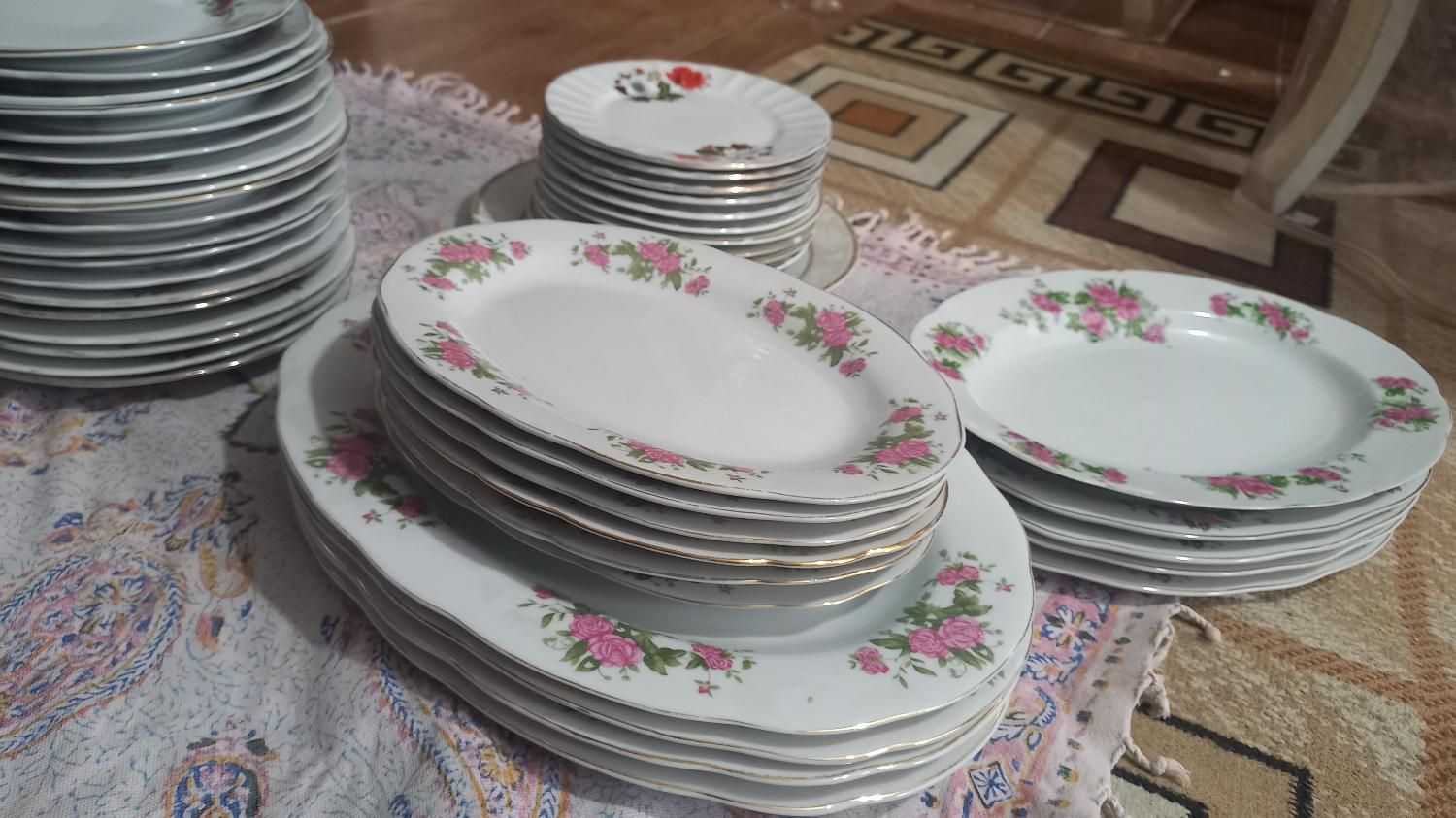 بشقاب  گل قرمزی|ظروف سرو و پذیرایی|اصفهان, الهیه|دیوار
