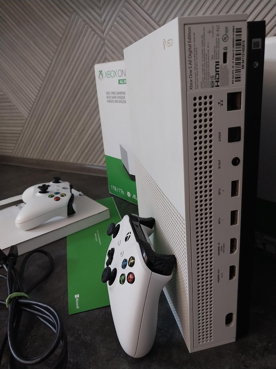 Xbox one S All digital یک ترا ، دو دسته تمیز|کنسول، بازی ویدئویی و آنلاین|مشهد, جانباز|دیوار
