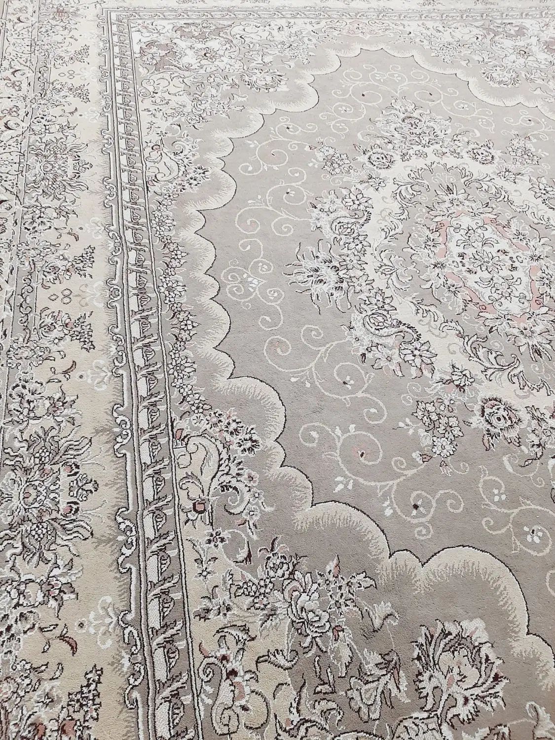 مبل ۷ نفره و دوتخته فرش ۱۲ متری سالم ۸تومن مقطوع|مبلمان خانگی و میز عسلی|اصفهان, شهرک میلاد|دیوار